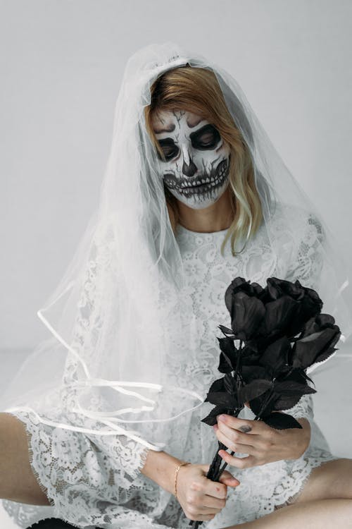 头骨面漆白色连衣裙的女人 · 免费素材图片
