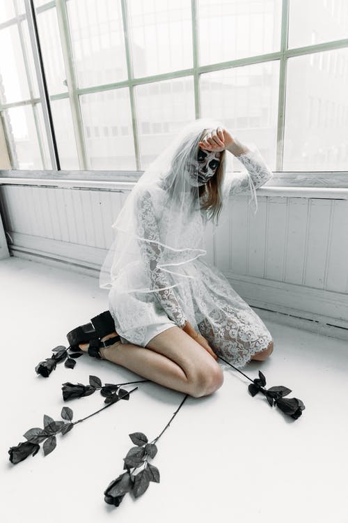 坐在地板上的白色婚纱的女人 · 免费素材图片