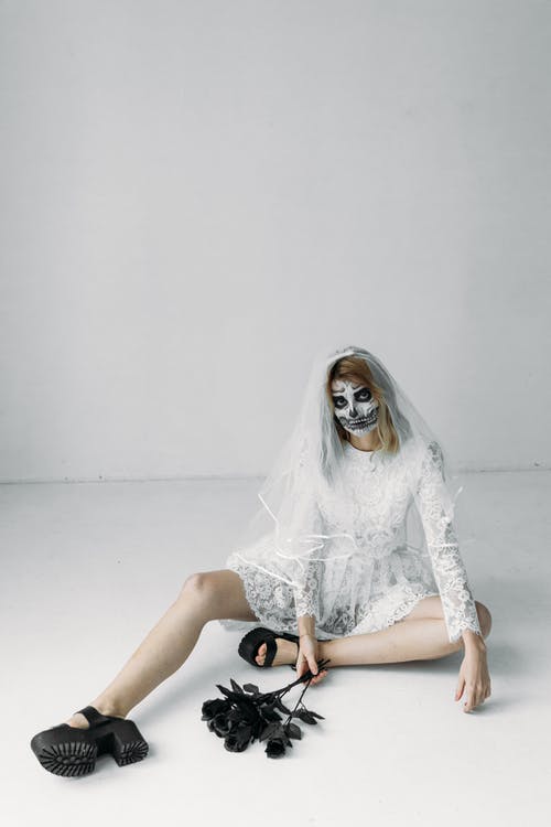 坐在白色地板上的白色蕾丝礼服的女人 · 免费素材图片