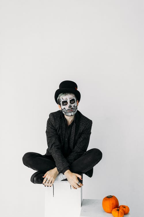 黑色西装与头骨面漆的男人 · 免费素材图片