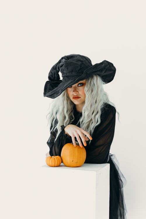 黑巫婆服装的女人 · 免费素材图片
