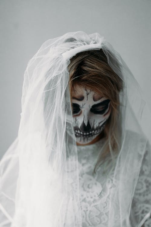 脸上涂满白色蕾丝连衣裙的人 · 免费素材图片