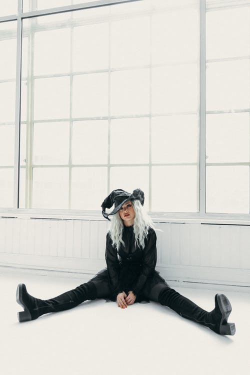 巫婆服装，坐在地板上的女人 · 免费素材图片