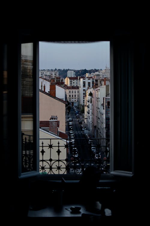 暗室，开着的窗户 · 免费素材图片