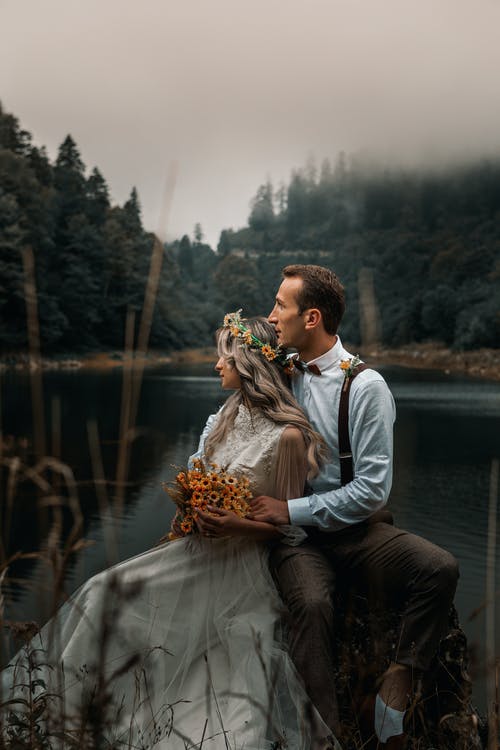 新婚夫妇在湖边拥抱 · 免费素材图片