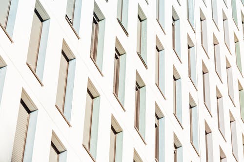 一排排的现代建筑的窗户 · 免费素材图片