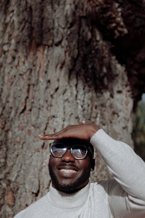 白色长袖衬衫，戴着黑色镜框太阳镜的女人 · 免费素材图片