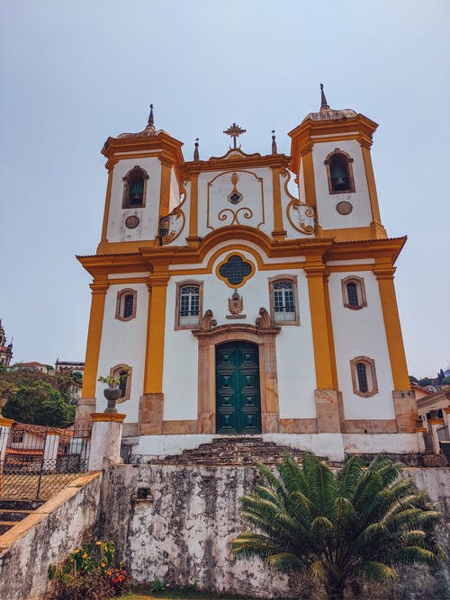 有关低角度摄影, 修道院, 十字架的免费素材图片