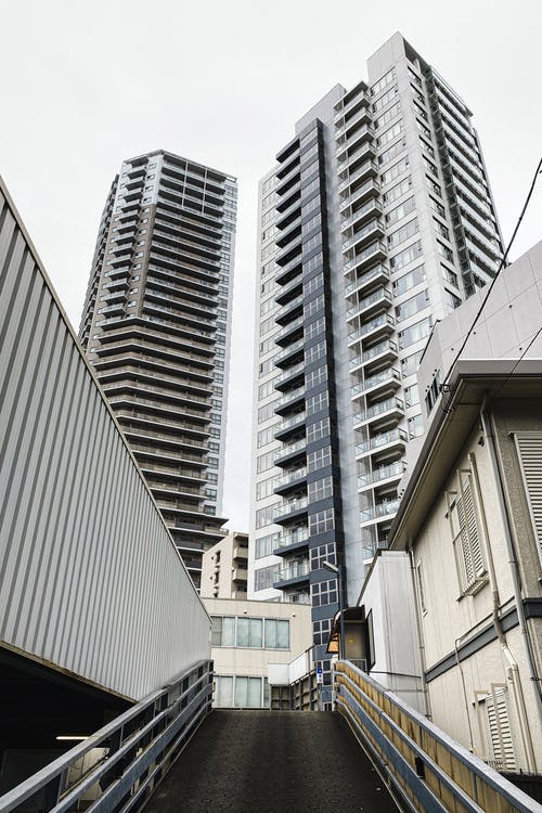 有关不动产, 从下面, 低角度的免费素材图片