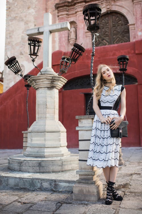 有关倚, 优雅, 光鲜亮丽的免费素材图片