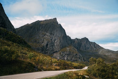 山区岩石地形的巷道 · 免费素材图片