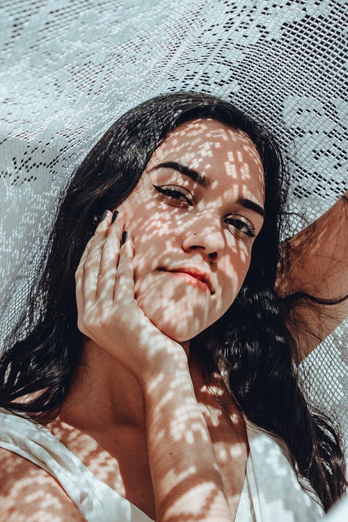 有关咖啡色头发的女人, 夏天, 女人的免费素材图片