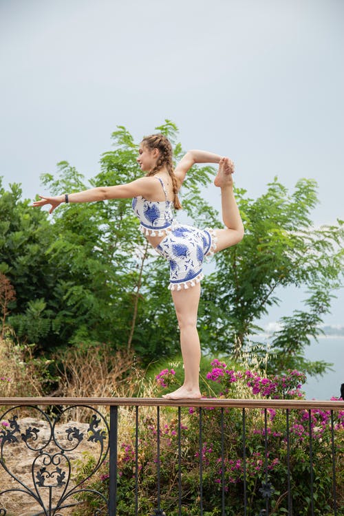 有关Copyspace, 举起手臂, 伸展的免费素材图片