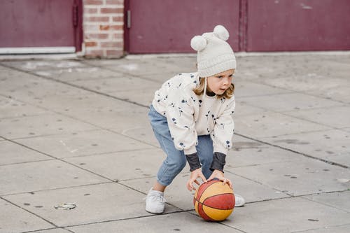 白色和蓝色的onesie打篮球的孩子 · 免费素材图片