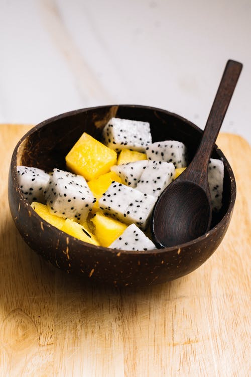 黑色陶瓷碗切成薄片的水果 · 免费素材图片