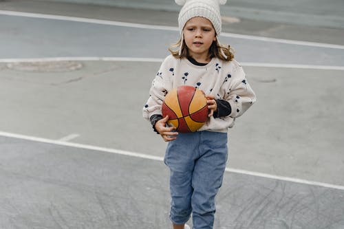 拿着篮球的白大褂的女孩 · 免费素材图片