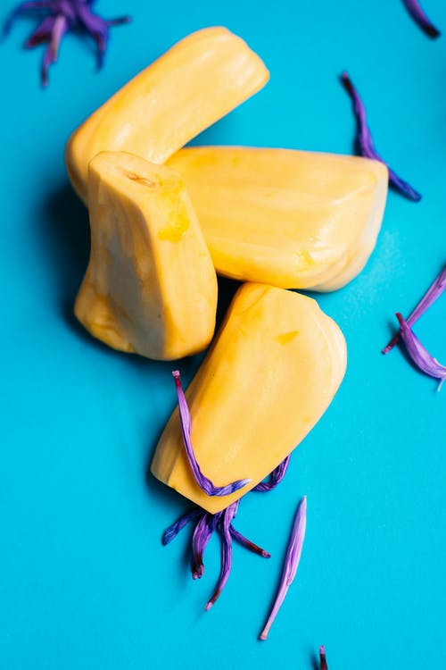 黄色水果切成薄片在蓝色的表面 · 免费素材图片