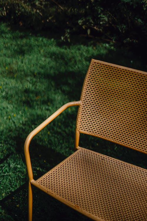 绿草地上的棕色和灰色椅子 · 免费素材图片