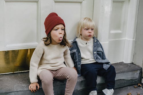 2女孩坐在白色的木门上 · 免费素材图片