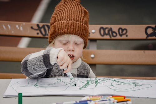 棕色针织帽和针织帽的孩子 · 免费素材图片