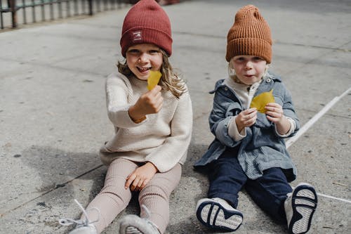 红色针织帽和灰色夹克吃冰淇淋的男孩 · 免费素材图片