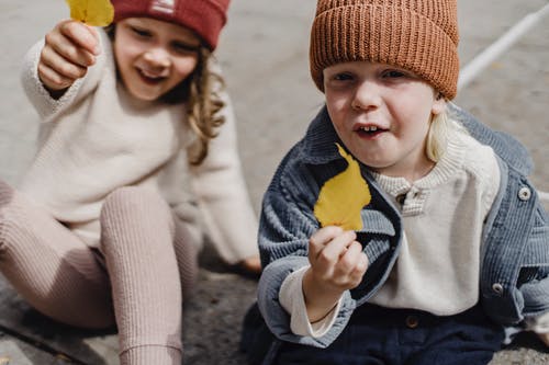 2名儿童戴着针织帽，拿着黄色和白色的蛋卷冰淇淋 · 免费素材图片