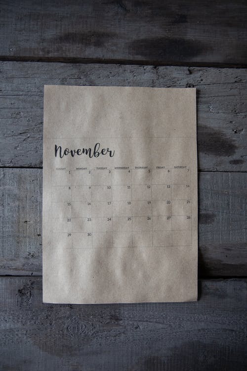 11月在灰色的木质表面上的日历 · 免费素材图片