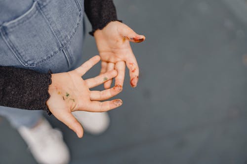 男人和女人手牵着手 · 免费素材图片