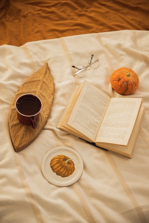 书和杯咖啡在床上 · 免费素材图片
