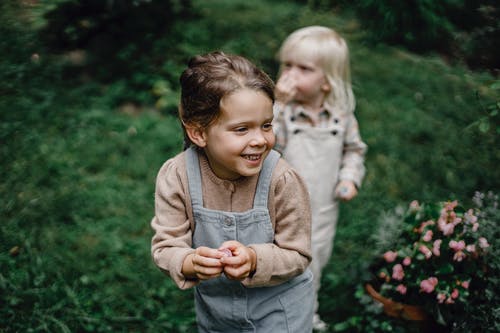 站在绿草地上的灰色毛衣的男孩 · 免费素材图片