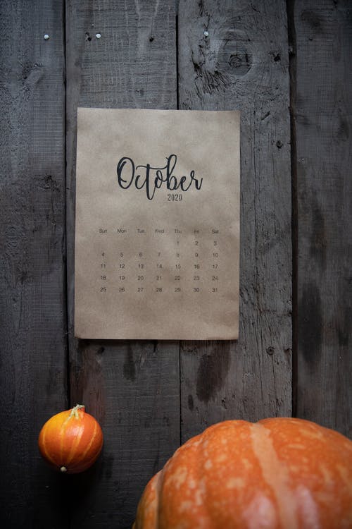 木墙上的十月日历 · 免费素材图片