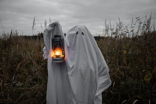 Person In抱着灯笼的鬼服装 · 免费素材图片