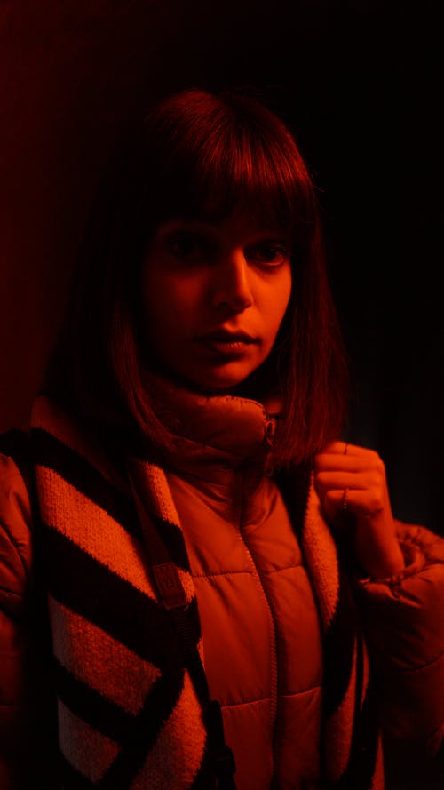 温暖的夹克的体贴的妇女在红灯 · 免费素材图片