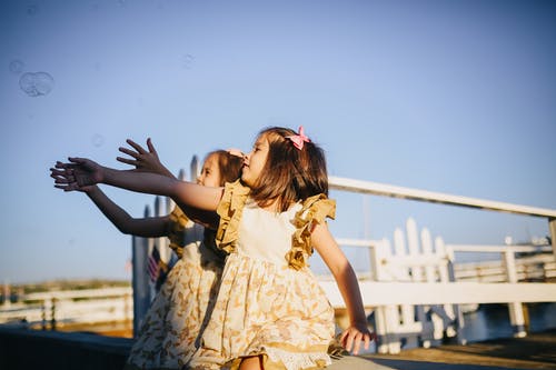 女孩玩泡泡 · 免费素材图片