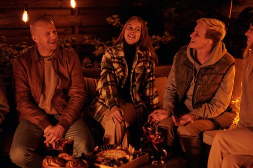 夜花园篝火旁的朋友在笑 · 免费素材图片