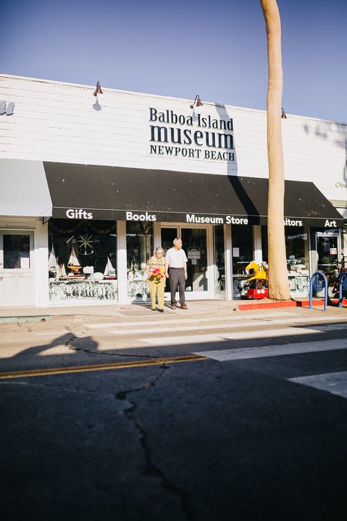 在行人专用道上行走的人 · 免费素材图片