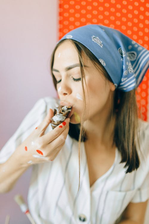 有关印花大手帕, 吃, 垂直拍摄的免费素材图片