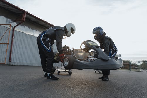 有关制服, 卡丁车, 司机的免费素材图片