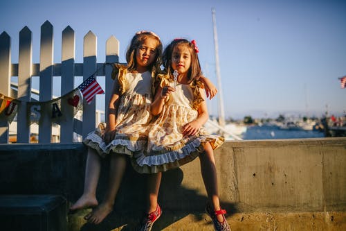 2个女孩坐在混凝土长凳上 · 免费素材图片