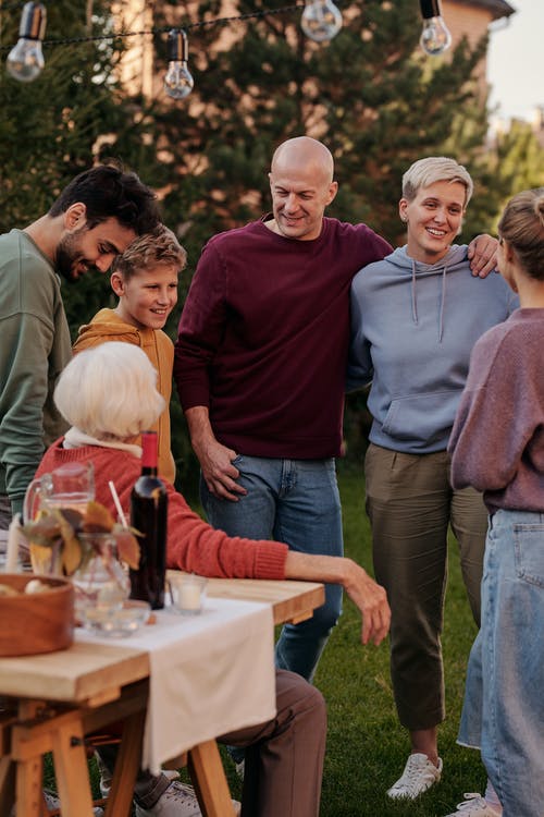 家庭聚会在露台上野餐 · 免费素材图片