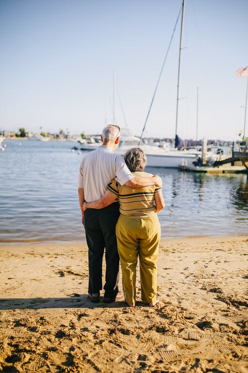 老年夫妇站在岸上 · 免费素材图片
