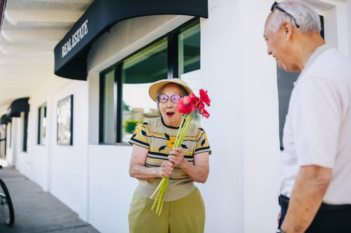 一名老妇感到惊讶 · 免费素材图片