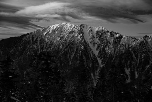 云下的高雪山岭 · 免费素材图片