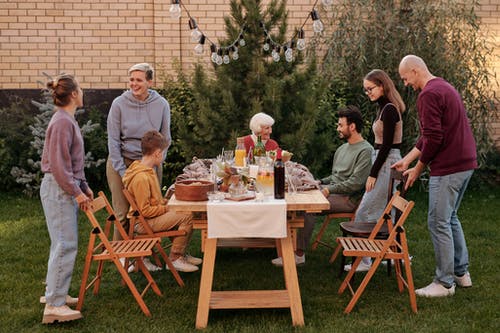 家庭在露台上野餐 · 免费素材图片