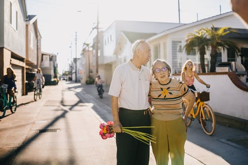 老年夫妇站在大街上 · 免费素材图片