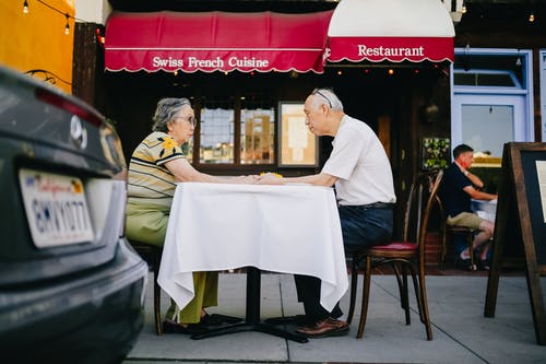 年长的夫妇在餐厅吃早餐 · 免费素材图片