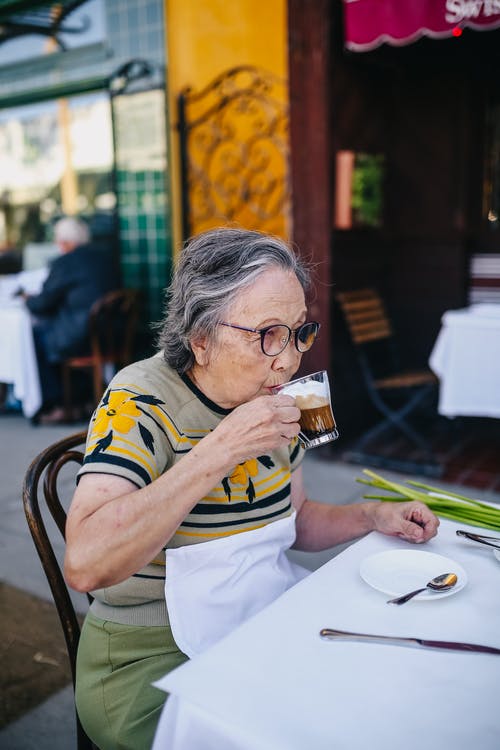 老妇喝咖啡 · 免费素材图片