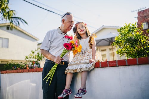 老人与他的孙子手捧花 · 免费素材图片