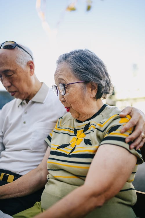 老年夫妇坐在板凳上 · 免费素材图片