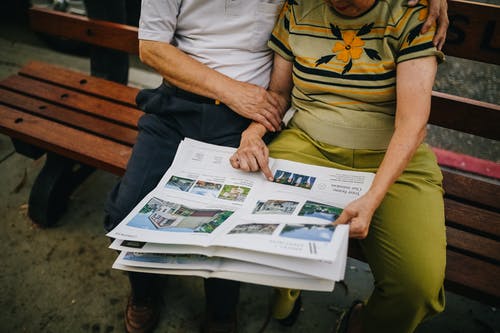 老年夫妇坐在板凳上 · 免费素材图片